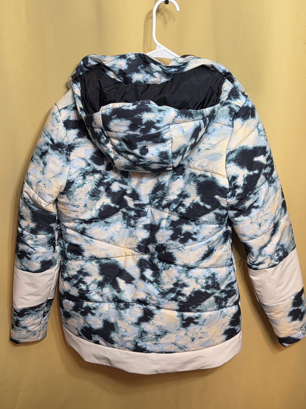 Spyder blue tie-dye puffer ski jacket
Size 4
Like new
